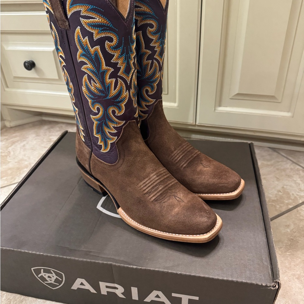 Ariat Futurity Roughouts, 9.5 D